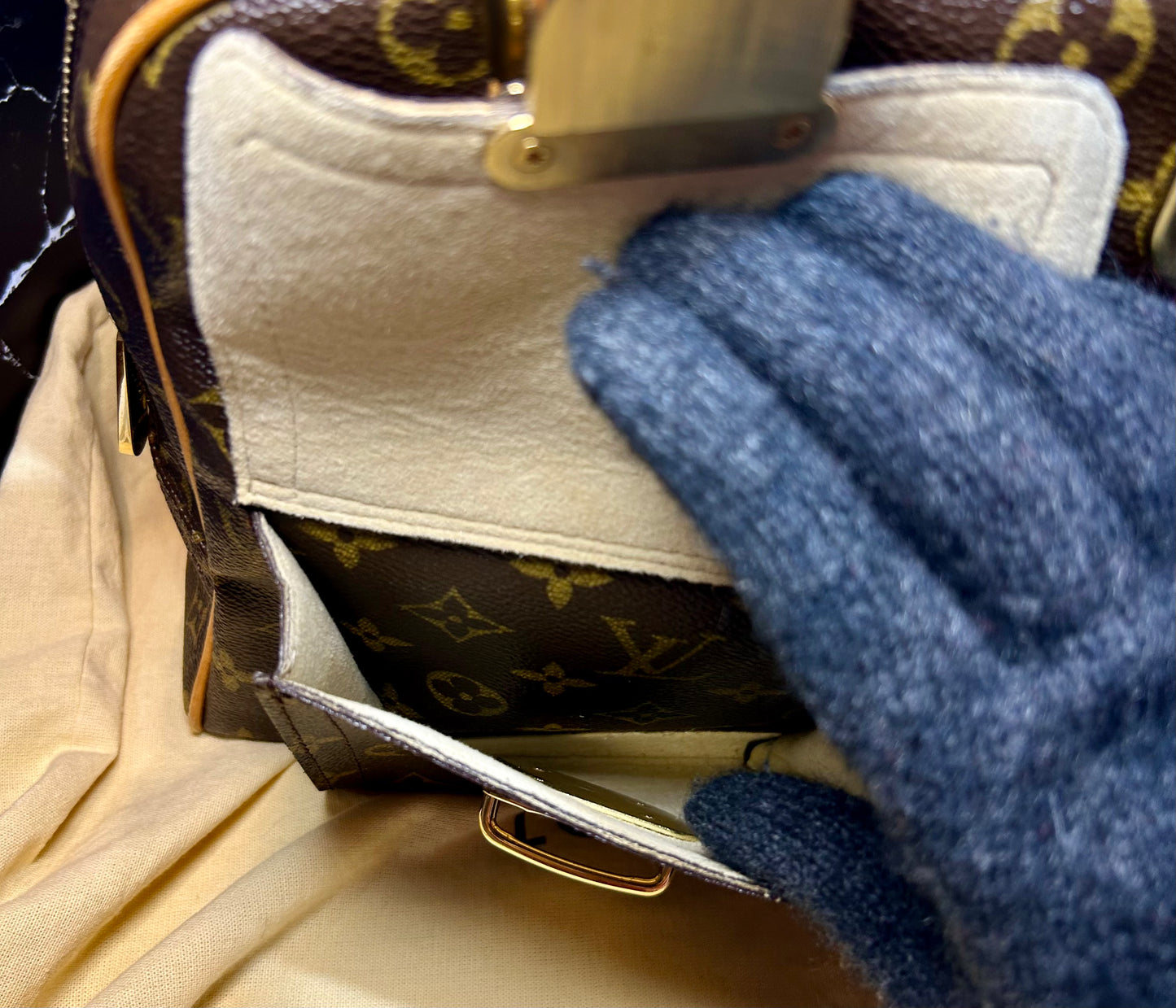 Louis Vuitton Manhattan GM Monogram Canvas Handbag