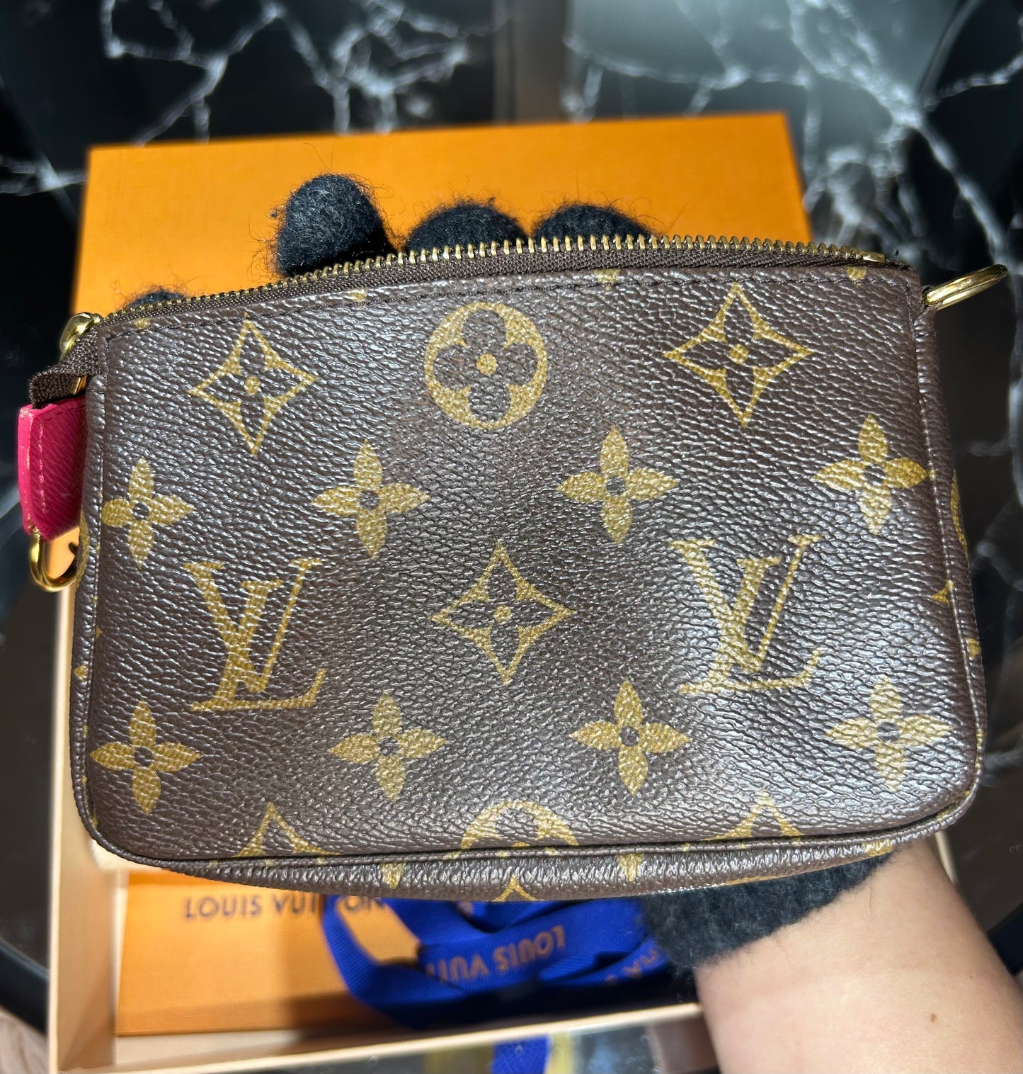 Louis Vuitton Mini Pochette Accessoires – Christmas Edition (Giraffes Print)